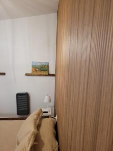 una camera da letto con una grande porta in legno accanto a un letto di LO DE MECHI a Salta