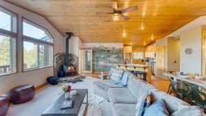 Posezení v ubytování Golden Summit by AvantStay Stunning Secluded Cabin w Access to Tahoe Donner