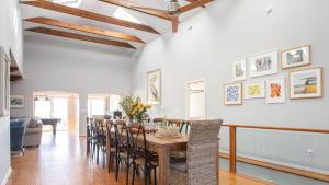 Un lugar para sentarse en Lighthouse by AvantStay Beachfront View Home w Pool Table Ping Pong