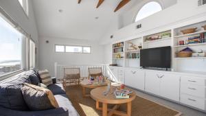 Una televisión o centro de entretenimiento en Lighthouse by AvantStay Beachfront View Home w Pool Table Ping Pong