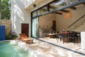 Chic Villa-Apartment in Aldea Zama, Private Pool & Security في تولوم: منزل به مسبح وغرفة طعام