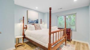 Una cama o camas en una habitación de Lighthouse by AvantStay Beachfront View Home w Pool Table Ping Pong 52 fotos más