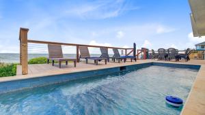 La pileta dentro o cerca de Lighthouse by AvantStay Beachfront View Home w Pool Table Ping Pong