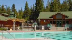 Bazén v ubytování Golden Summit by AvantStay Stunning Secluded Cabin w Access to Tahoe Donner nebo v jeho okolí