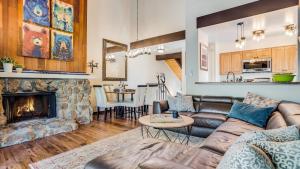 Χώρος καθιστικού στο Pinegrove by AvantStay Beautiful Villas Condo just outside Tahoe City
