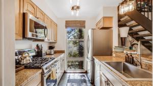 Η κουζίνα ή μικρή κουζίνα στο Pinegrove by AvantStay Beautiful Villas Condo just outside Tahoe City +16 φωτογραφίες