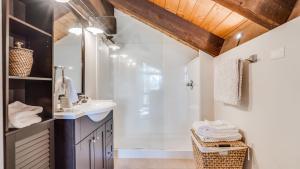 Ένα μπάνιο στο Pinegrove by AvantStay Beautiful Villas Condo just outside Tahoe City