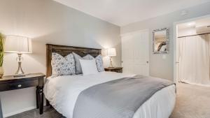 Ένα ή περισσότερα κρεβάτια σε δωμάτιο στο Pinegrove by AvantStay Beautiful Villas Condo just outside Tahoe City