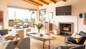 Khu vực ghế ngồi tại Camden by AvantStay 5mins to the Beach Elevated Home w Pacific Ocean Views