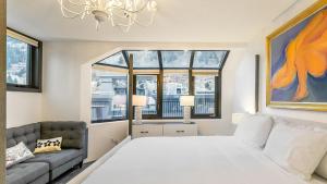 Ένα ή περισσότερα κρεβάτια σε δωμάτιο στο New San Juan 303 by AvantStay Modern Penthouse w Deck Overlooking Main Street