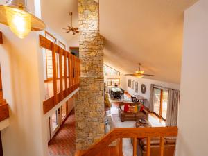 Country Stay 6 Min to Town with Deck & Jetted Tub في لورانس: إطلالة على غرفة معيشة مع موقد حجري