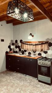 Η κουζίνα ή μικρή κουζίνα στο La casa del arbol