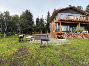 Paradise Suites Eagles Nest في هومر: امامه بيت فيه شوايه