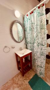 Ένα μπάνιο στο La casa del arbol +1 φωτογραφίες