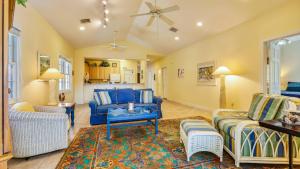 Place to Relax by AvantStay Shared Pool 3 Miles to Smathers Beach Month-Long Stays Only في ستوك آيلاند: غرفة معيشة مع أريكة زرقاء وطاولة