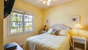 Place to Relax by AvantStay Shared Pool 3 Miles to Smathers Beach Month-Long Stays Only في ستوك آيلاند: غرفة نوم بها سرير ونافذة