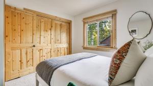 Ένα ή περισσότερα κρεβάτια σε δωμάτιο στο Sierra by AvantStay Ski In Ski Out Near Truckee w Access to Northstar Resort Community +33 φωτογραφίες