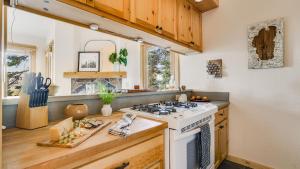 Η κουζίνα ή μικρή κουζίνα στο Sierra by AvantStay Ski In Ski Out Near Truckee w Access to Northstar Resort Community