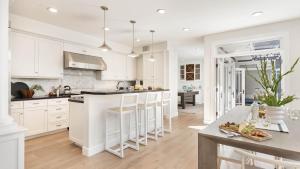 Η κουζίνα ή μικρή κουζίνα στο Crystal Cove by AvantStay Gorgeous Charming Newport Home