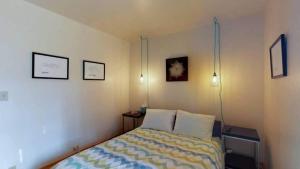 Un pat sau paturi într-o cameră la Sockeye by AvantStay Modern 2 BR Condo w Access to Northstar Resort Community +25 fotografii