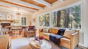 Χώρος καθιστικού στο Hot Tub Sauna Game Room Modern 5BDR Family Cabin Homewood by AvantStay