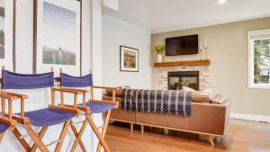 Χώρος καθιστικού στο Hot Tub Sauna Game Room Modern 5BDR Family Cabin Homewood by AvantStay