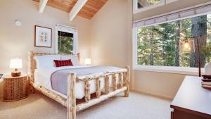 Ένα ή περισσότερα κρεβάτια σε δωμάτιο στο Hot Tub Sauna Game Room Modern 5BDR Family Cabin Homewood by AvantStay