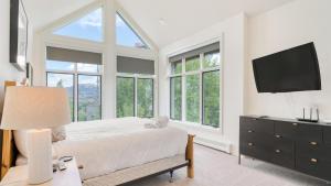 Кровать или кровати в номере Emerald Elk at Village Creek by AvantStay Close to Slopes Village w Views