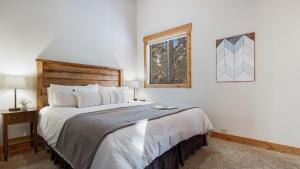 Ένα ή περισσότερα κρεβάτια σε δωμάτιο στο Arroyo by AvantStay Peaceful Mountain Townhouse w Large Private Balcony +35 φωτογραφίες