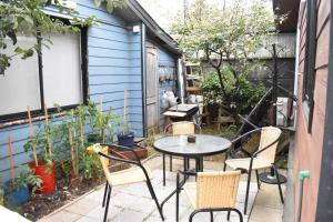 un patio con sillas, una mesa y algunas plantas en Cabañas Mister Nelson, en Valdivia