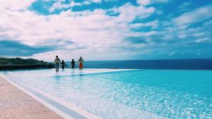 A piscina localizada em Pedras do Mar Resort & Spa ou nos arredores