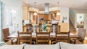 Kuchyň nebo kuchyňský kout v ubytování Villa Manzanita by AvantStay Hot Tub 1 Block to BeachTown Chefs Kitchen