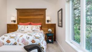 Postel nebo postele na pokoji v ubytování Villa Manzanita by AvantStay Hot Tub 1 Block to BeachTown Chefs Kitchen