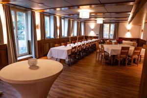 Un restaurante u otro lugar para comer en Hotel Rad 18 fotos más