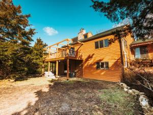 Country Stay 6 Min to Town with Deck & Jetted Tub في لورانس: منزل على السطح