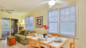 Posezení v ubytování Gated Golf Community w Pool Prime Location Mins to Old Town Long-Term Stays