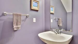 Koupelna v ubytování Gated Golf Community w Pool Prime Location Mins to Old Town Long-Term Stays + 16 fotografií