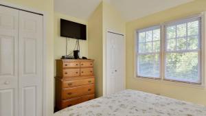 Postel nebo postele na pokoji v ubytování Gated Golf Community w Pool Prime Location Mins to Old Town Long-Term Stays