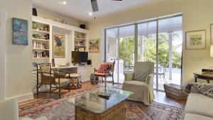 Гостиная зона в Amelia Home by AvantStay In Historic Old Town w Pool