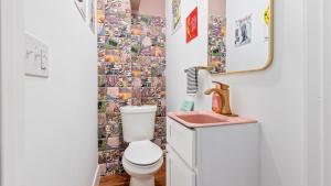 ein Badezimmer mit Toilette und Waschbecken in der Unterkunft Modern Chic Fishtown-Philly Home with Roof Deck in Philadelphia
