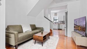 ein Wohnzimmer mit einer Couch und einem Couchtisch in der Unterkunft Modern Chic Fishtown-Philly Home with Roof Deck in Philadelphia
