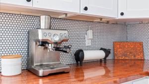 eine Küche mit einem Mixer auf einer Theke in der Unterkunft Modern Chic Fishtown-Philly Home with Roof Deck in Philadelphia