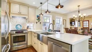 una cocina con fregadero y estufa horno superior en Paradise Palms by AvantStay Great Location w Outdoor Dining BBQ Close to Higgs Beach Month Long Stays, en Key West