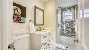Un baño blanco con lavabo y ducha en Paradise Palms by AvantStay Great Location w Outdoor Dining BBQ Close to Higgs Beach Month Long Stays, en Key West 16 fotos más