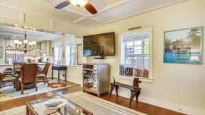 Una sala de estar con cocina y comedor. en Paradise Palms by AvantStay Great Location w Outdoor Dining BBQ Close to Higgs Beach Month Long Stays, en Key West