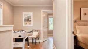 a room with a desk and a bed and a bedroom at Sweetgum by AvantStay Black Mountain Retreat w Covered Deck in Black Mountain