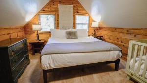 a bedroom with a bed and two tables and two lamps at Aster by AvantStay Classic Kings Beach Cottage In The Of North Shore in Kings Beach