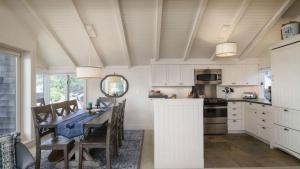 Η κουζίνα ή μικρή κουζίνα στο Chapman Cove by AvantStay Gorgeous Beach Bungalow w Sauna