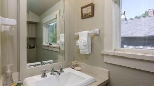 Ένα μπάνιο στο Chapman Cove by AvantStay Gorgeous Beach Bungalow w Sauna +17 φωτογραφίες