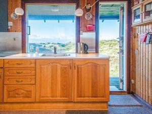 TV a/nebo společenská místnost v ubytování 6 person holiday home in Henne-By Traum + 11 fotografií